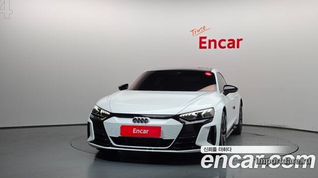 Audi E-Tron сзади