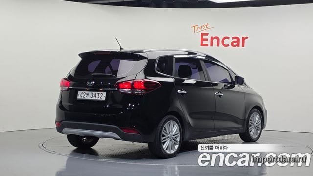 Kia Carens сбоку