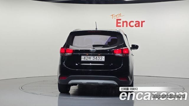 Kia Carens сзади