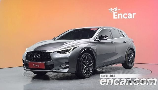 Infiniti Q30 сбоку