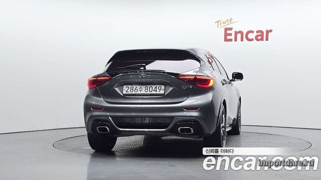 Infiniti Q30 сзади