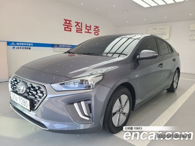 Hyundai Ioniq Hybrid интерьер