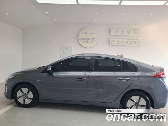 Hyundai Ioniq Hybrid сзади