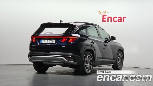 Hyundai Tucson Hybrid сбоку