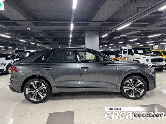 Audi Q8 сбоку