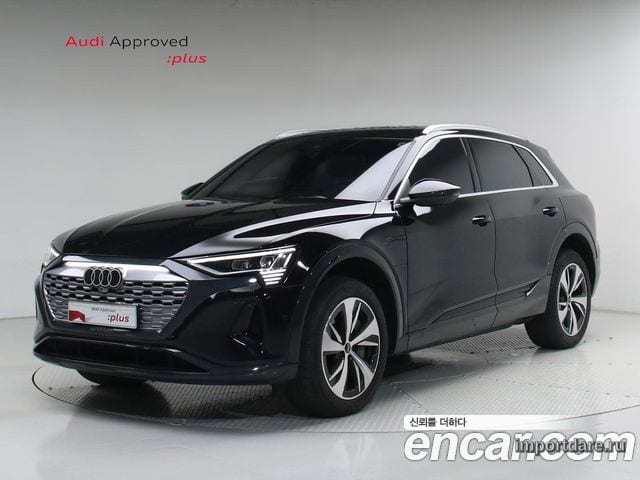 Audi Q8 E-Tron спереди