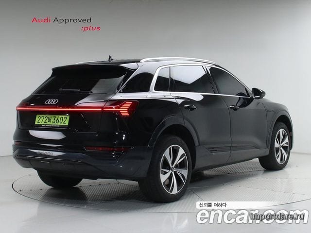 Audi Q8 E-Tron сбоку