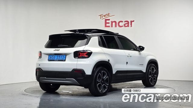 Jeep Avenger сбоку