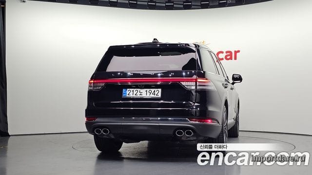 Lincoln Aviator сзади