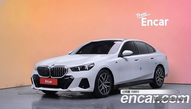 BMW 5 Series сбоку