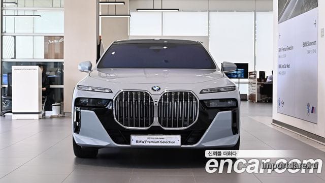 BMW 7 Series сбоку
