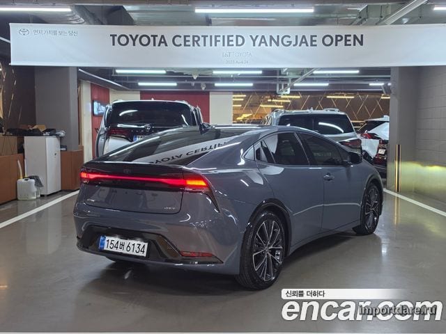 Toyota Prius сбоку