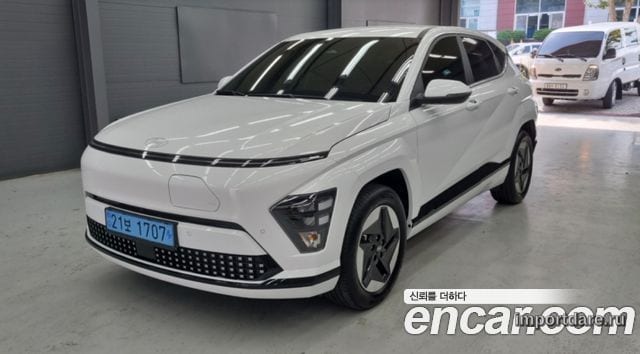 HYUNDAI KONA ELECTRIC 2025 — 21 700 км, белый, Корея — под ключ — фото 1