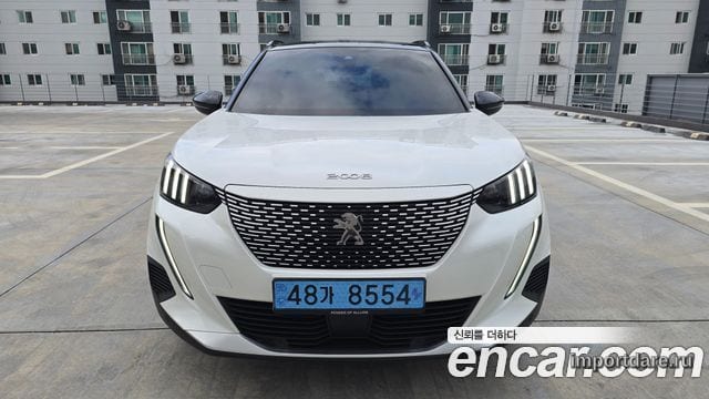 Peugeot E-2008 сбоку