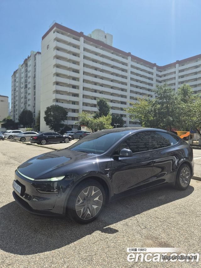 Tesla Model сбоку