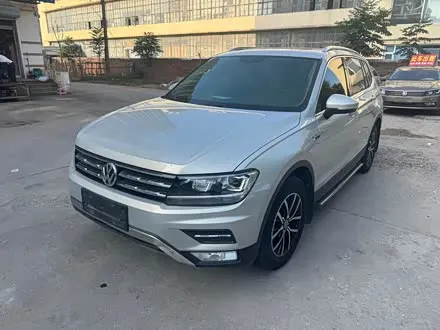 VOLKSWAGEN TIGUAN L 2017 — 90 000 км, Китай — под ключ — фото 1