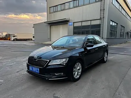 SKODA SUPERB 2018 — 129 000 км, Китай — под ключ — фото 1