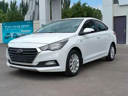 HYUNDAI VERNA 2016 — 100 000 км, Китай — под ключ — фото 1