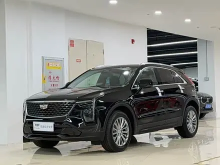 CADILLAC XT4 2024 — 10 000 км, Китай — под ключ — фото 1