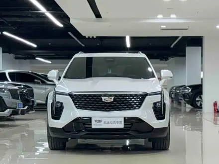 CADILLAC XT4 2024 — 5 000 км, Китай — под ключ — фото 1