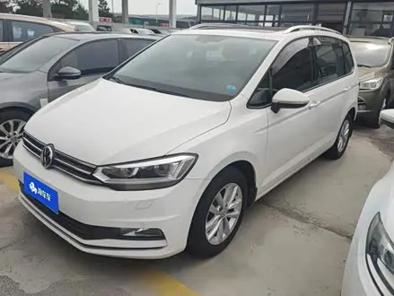 VOLKSWAGEN TOURAN 2016 — 73 000 км, Китай — под ключ — фото 1