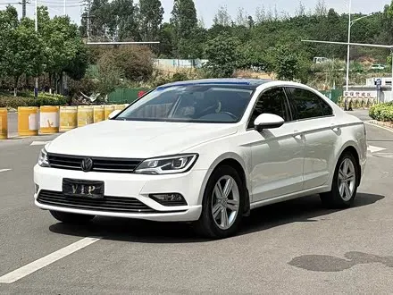 VOLKSWAGEN LAMANDO 2015