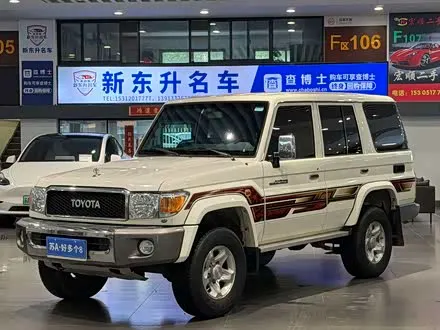 TOYOTA LAND CRUISER LC76 2023 — 40 000 км, Китай — под ключ — фото 1