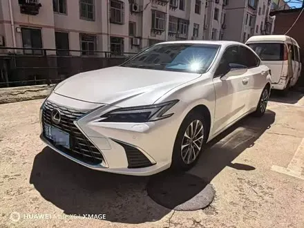 LEXUS ES 2025 — 8 000 км, Китай — под ключ — фото 1