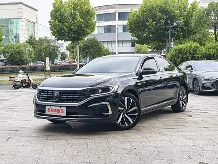 VOLKSWAGEN PASSAT 2023 — 10 000 км, Китай — под ключ — фото 1