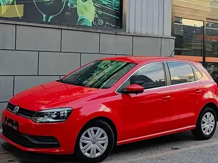 VOLKSWAGEN POLO 2018 — 13 000 км, Китай — под ключ — фото 1