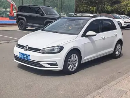 VOLKSWAGEN GOLF 2019 — 60 000 км, Китай — под ключ — фото 1