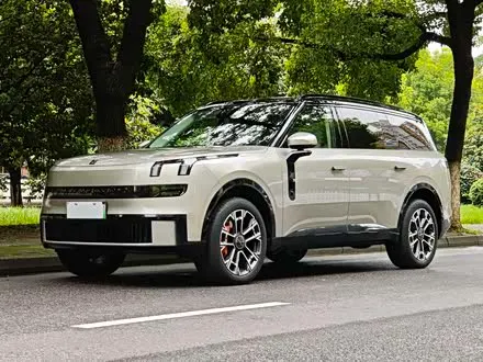 LYNK & CO 900 2025