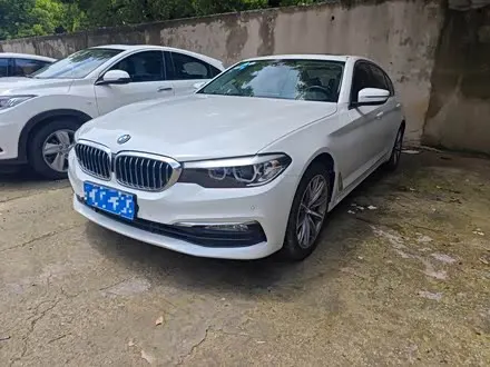 BMW 5 SERIES 2018 — 90 000 км, Китай — под ключ — фото 1