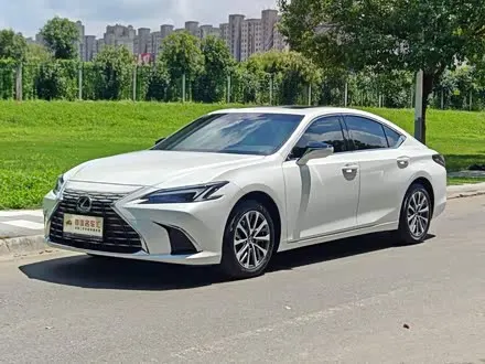 LEXUS ES 2025 — 18 000 км, Китай — под ключ — фото 1