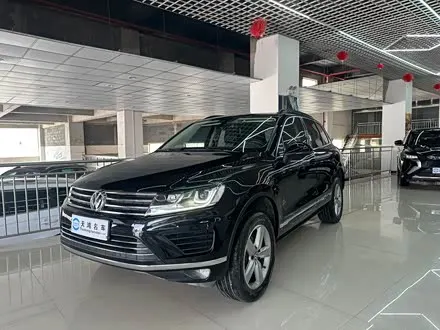VOLKSWAGEN TOUAREG 2017 — 138 000 км, Китай — под ключ — фото 1