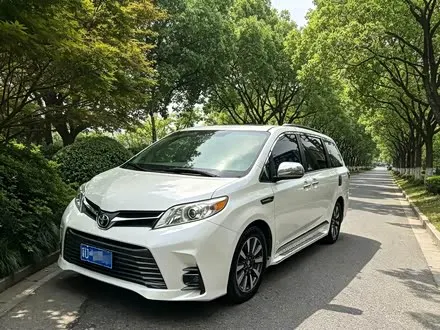 TOYOTA SIENNA 2017 — 209 000 км, Китай — под ключ — фото 1