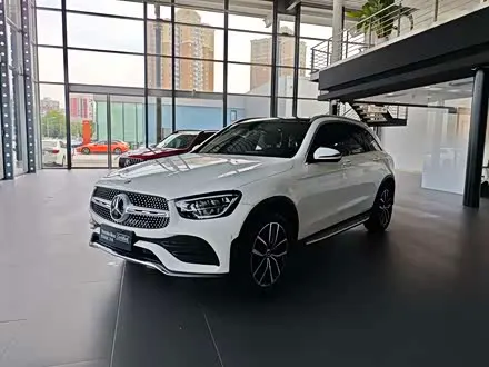 MERCEDES-BENZ GLC 2021 — 11 000 км, Китай — под ключ — фото 1