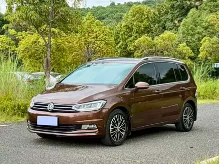 VOLKSWAGEN TOURAN 2018 — 88 000 км, Китай — под ключ — фото 1