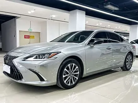 LEXUS ES 2023 — 36 000 км, Китай — под ключ — фото 1