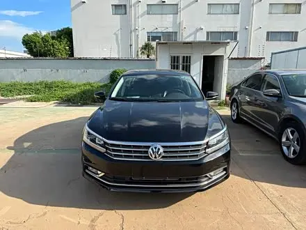 VOLKSWAGEN PASSAT 2017 — 88 000 км, Китай — под ключ — фото 1