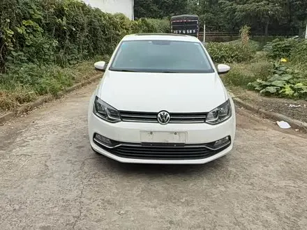 VOLKSWAGEN POLO 2016 — 90 000 км, Китай — под ключ — фото 1