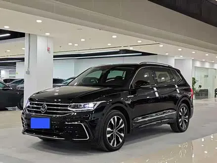 VOLKSWAGEN TIGUAN L 2023 — 18 000 км, Китай — под ключ — фото 1
