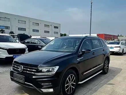 VOLKSWAGEN TIGUAN L 2017 — 96 000 км, Китай — под ключ — фото 1