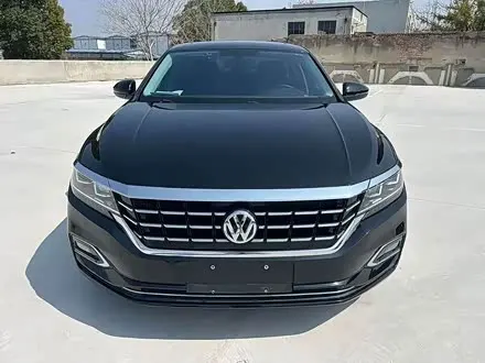 VOLKSWAGEN PASSAT 2019 — 71 000 км, Китай — под ключ — фото 1