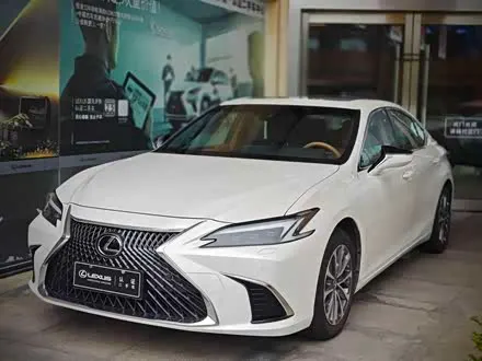 LEXUS ES 2025 — 6 300 км, Китай — под ключ — фото 1