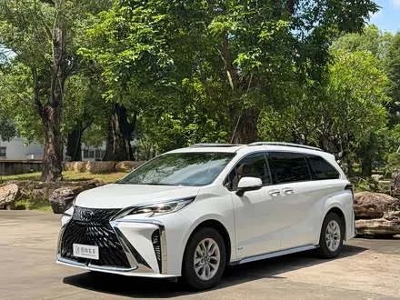 TOYOTA GRANVIA 2024