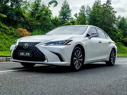 LEXUS ES 2023 — 40 000 км, Китай — под ключ — фото 1
