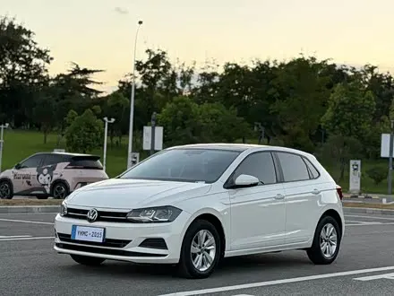 VOLKSWAGEN POLO 2023 — 29 000 км, Китай — под ключ — фото 1