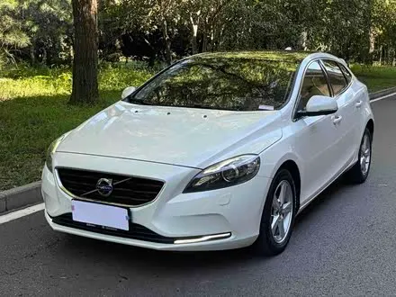 VOLVO V40 2016 — 52 000 км, Китай — под ключ — фото 1