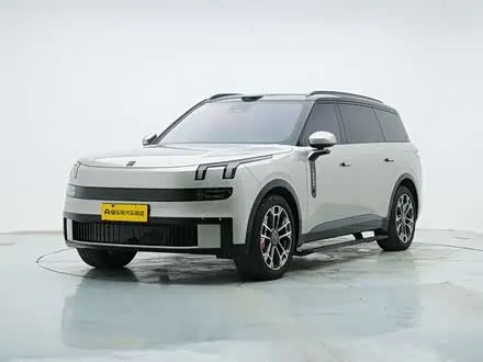 LYNK & CO 900 2025